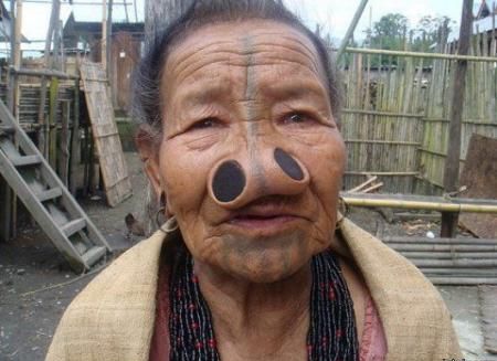 Punya - gambar lucu nenek unik punya hidung besar